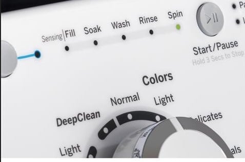 La laveuse GE se remplit d'eau puis s'arrête et bourdonne